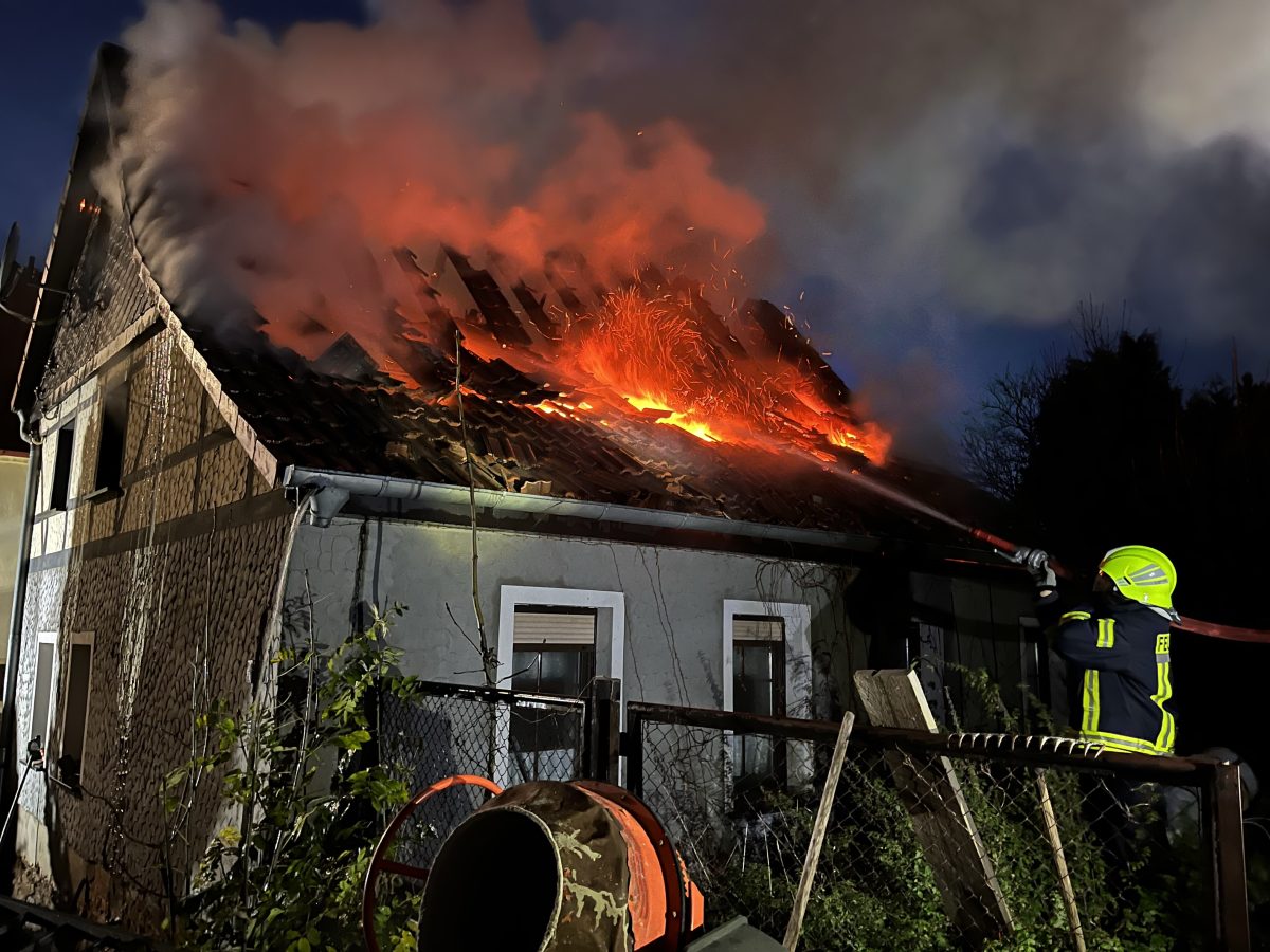 Thüringen: Saunabrand in Schmölln breitet sich aus: Flammen schlagen aus dem Dach!