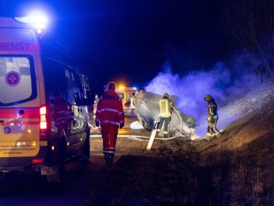 Skoda kommt von Fahrbahn ab und überschlägt sich: 83-Jähriger schwer verletzt