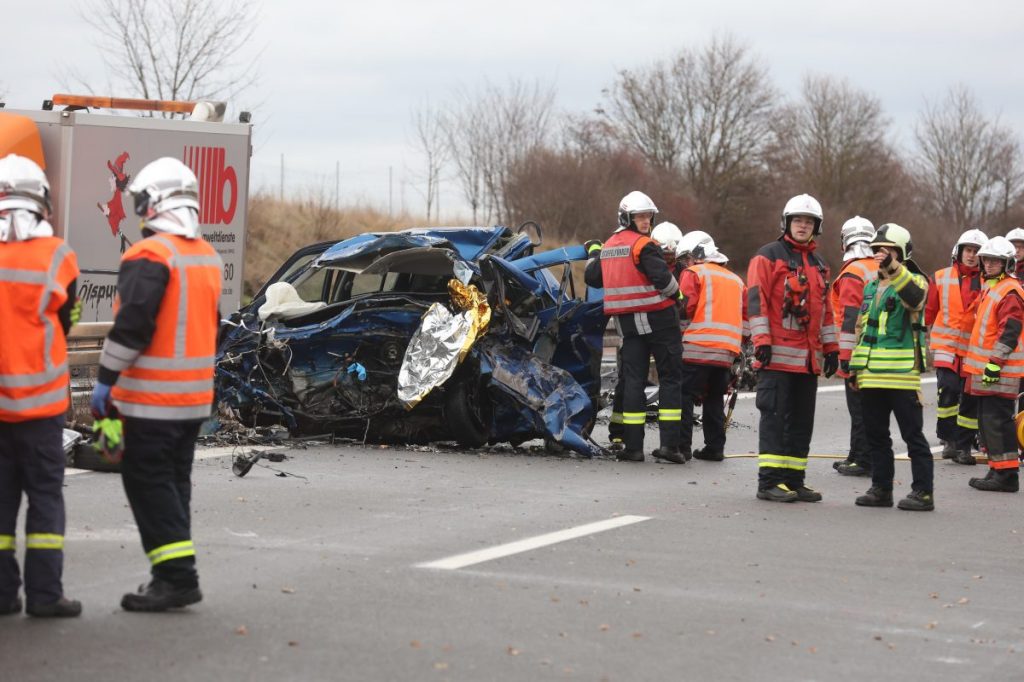 Laut Polizei war eine 82-Jährige auf der Fahrbahn gen Dresden in verkehrter Richtung gefahren. Ihr Auto stieß frontal mit einem entgegenkommenden Fahrzeug zusammen.