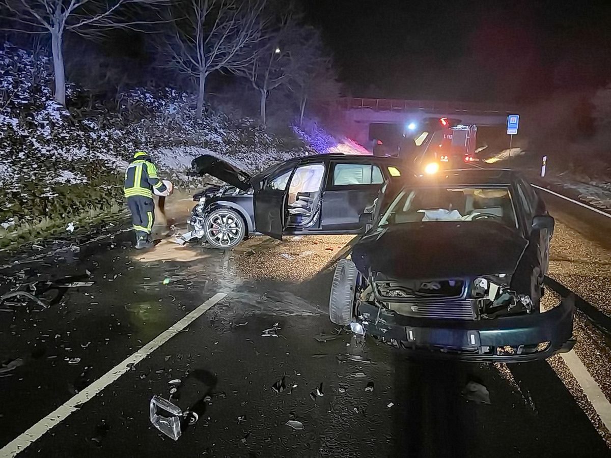 Thüringen: Schwerer Crash mit mehreren Autos! Zwei Menschen verletzt