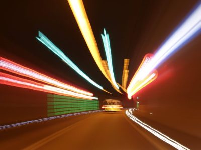 Alarm auf der A71 in Thüringen! Im Rennsteigtunnel hat eine Autofahrerin alle in Gefahr gebracht. Die Polizei bremste sie letzten Endes aus.