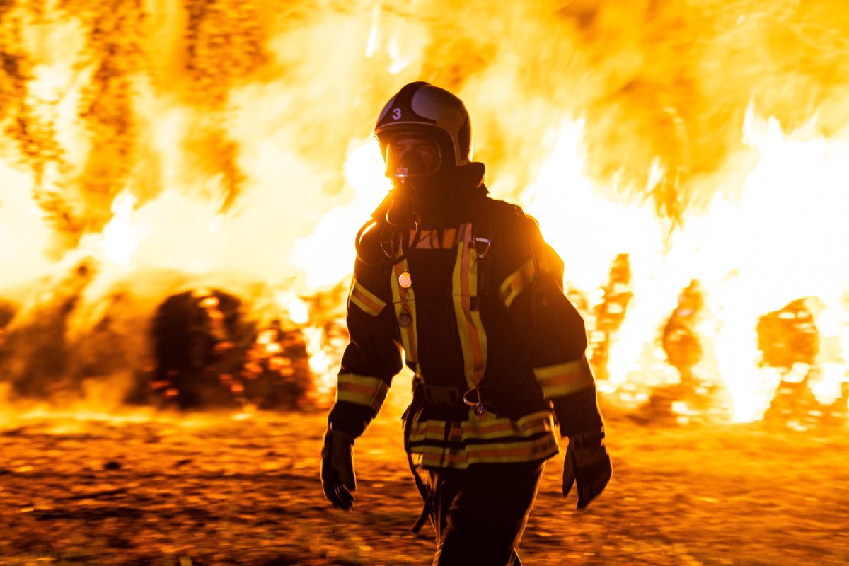 In Westerengel in Thüringen hat es am Dienstagmorgen einen Großbrand gegeben. Rund 800 Strohballen standen in Flammen.