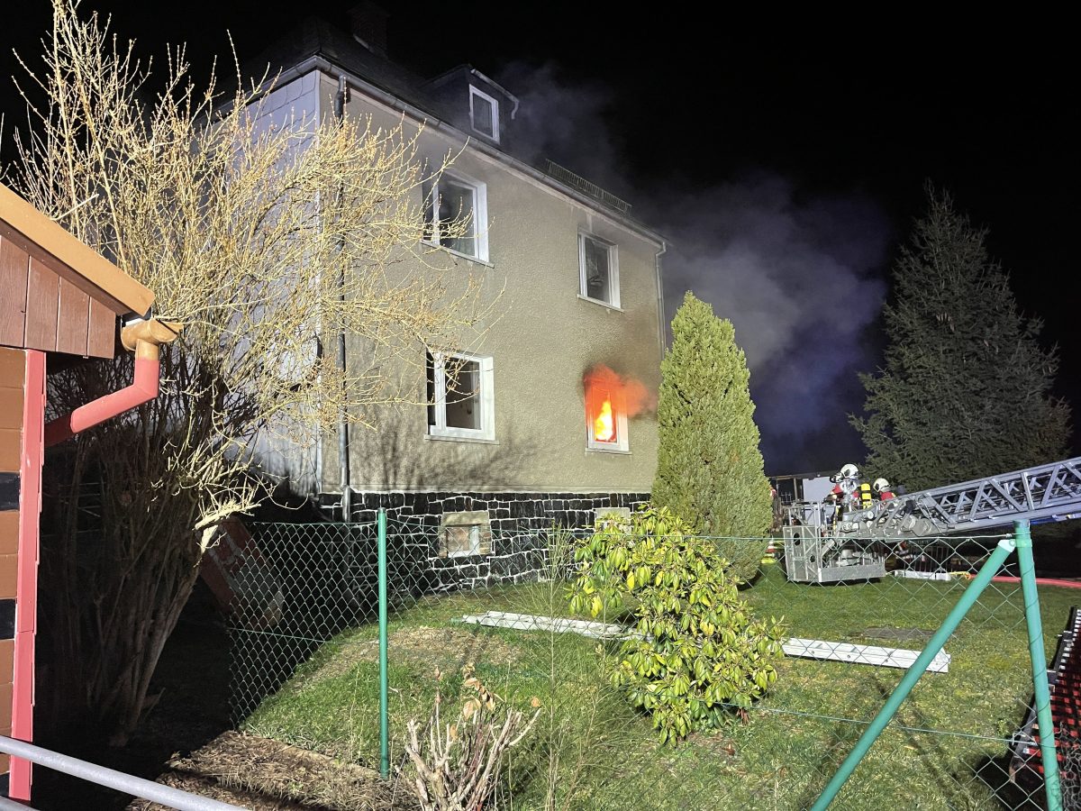 Das Feuer wurde durch die Feuerwehr schnell bekämpft. Der Rettungsdienst versorgte die Verletzten.