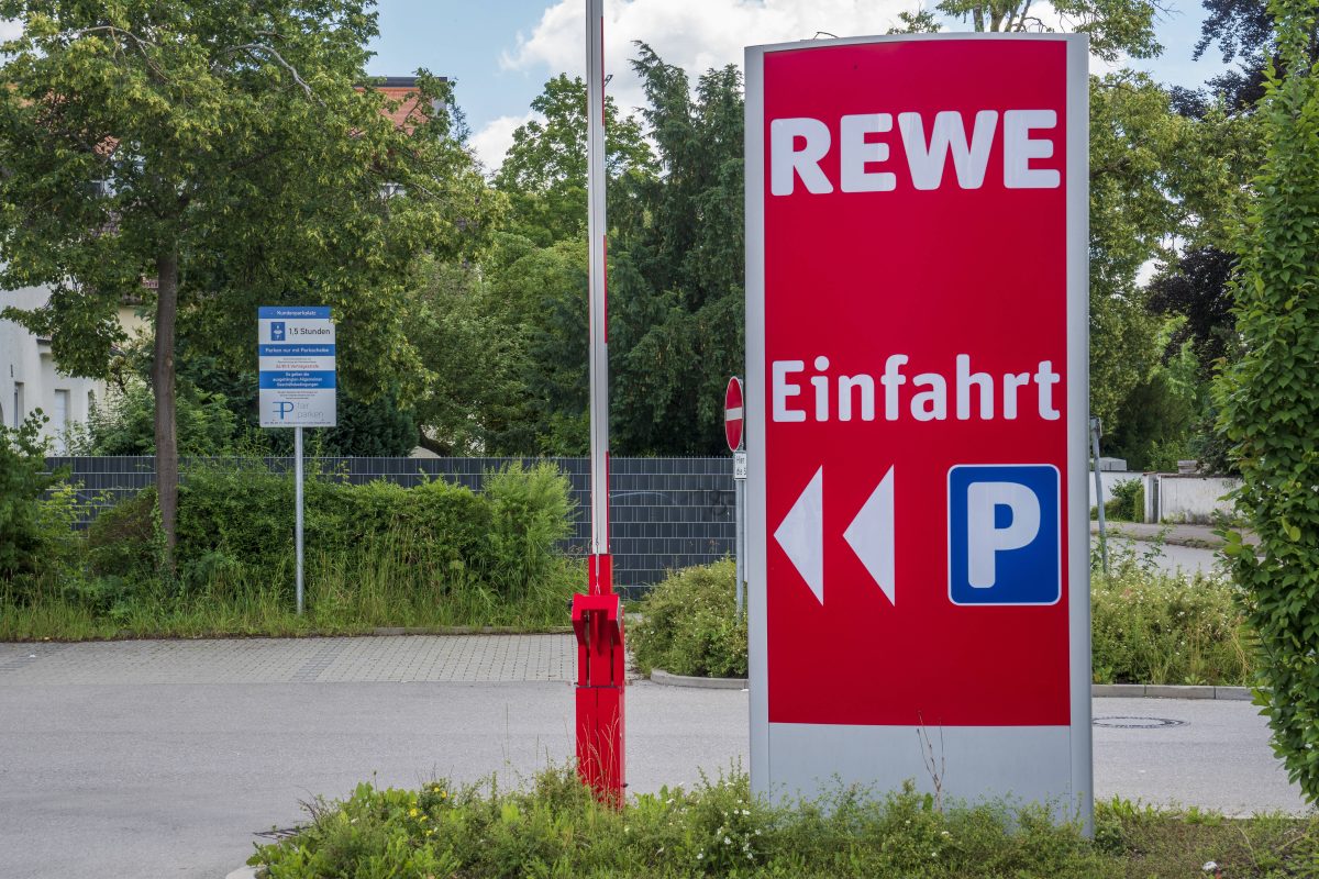 Aufruhr auf einem Rewe-Parkplatz in Thüringen. Ein Autofahrer zog alle Blicke auf sich. Bis die Polizei kam.