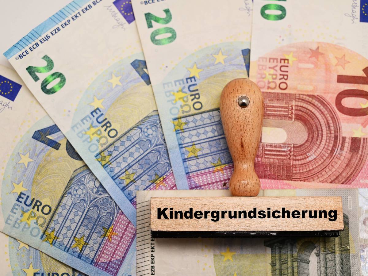 Die Kindergrundsicherung soll rund 12 Milliarden Euro kosten. Christian Lindner blockiert das bislang und erntet Kritik vom Paritätischen Gesamtverband.