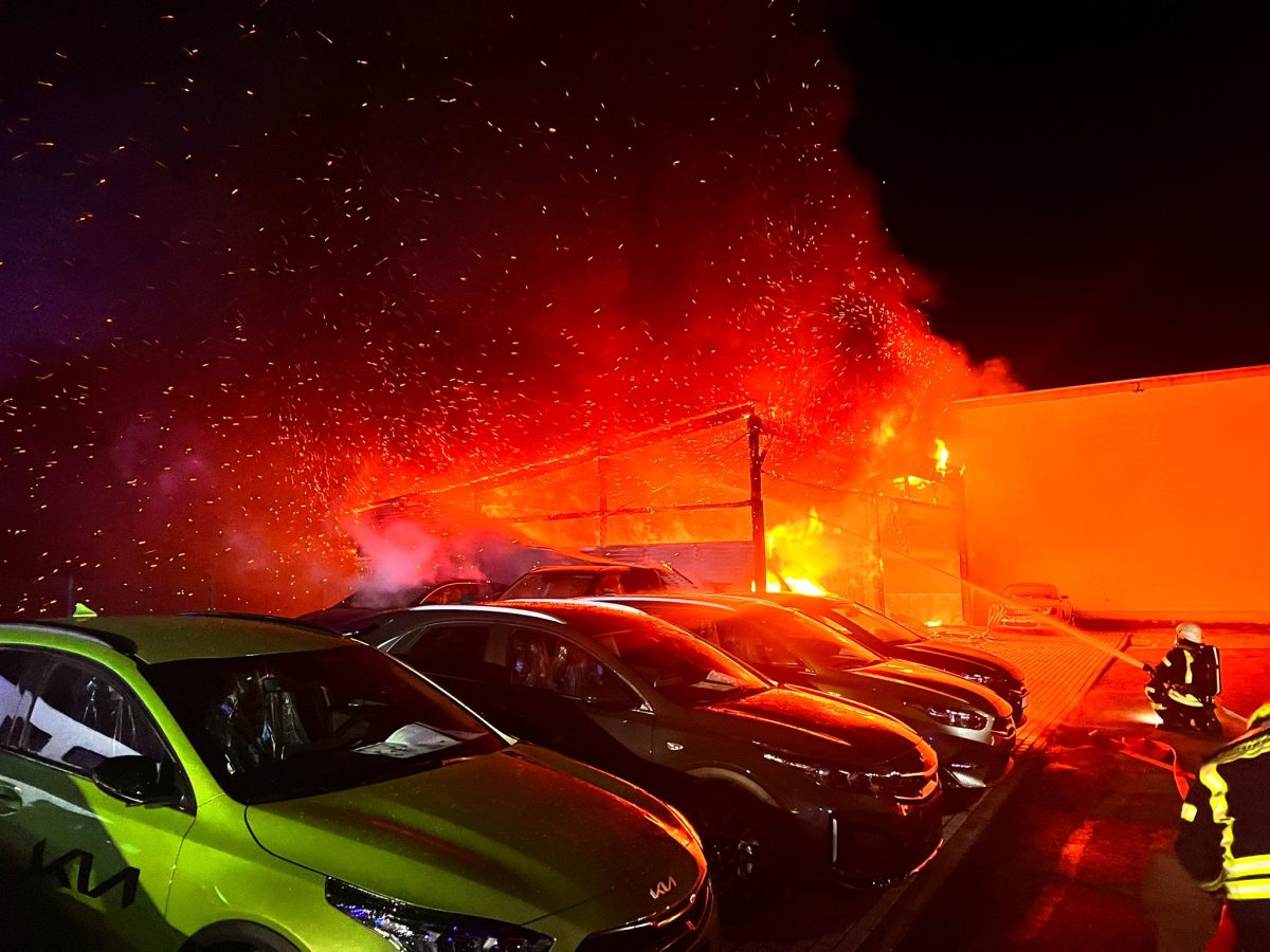 Flammen-Inferno auf dem Gelände eines Autohauses in Meiningen!