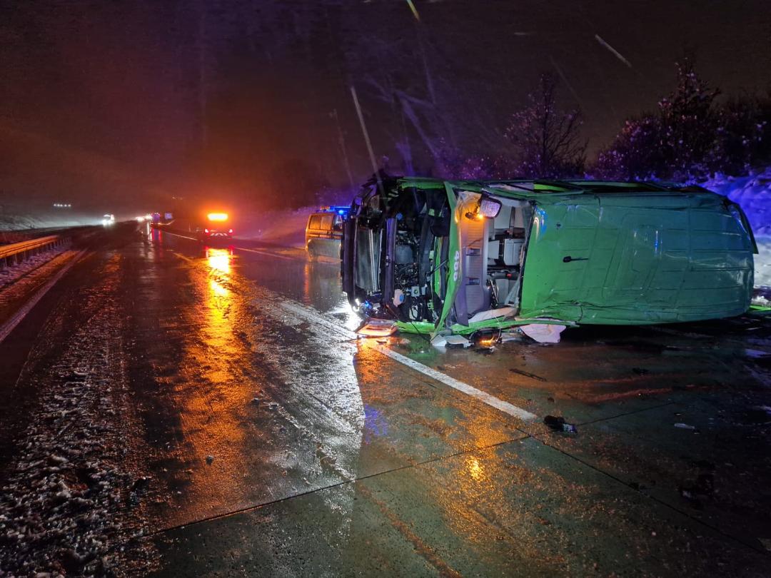 Der VW Crafter kam auf der A38 auf der Seite zum Liegen.