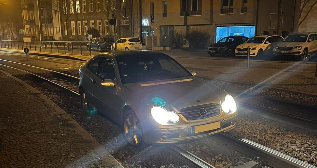 Dieser Mercedes landete auf dem Gleisbett.