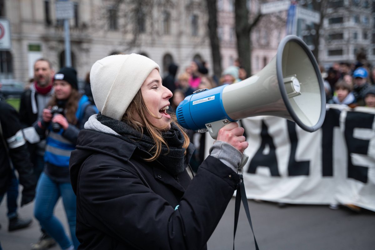 Luisa Neubauer bescheinigt einem deutschen Minister Versagen im Kampf gegen den Klimawandel. Gemeinsam mit weiteren Aktivisten fordert sie seinen Rücktritt.