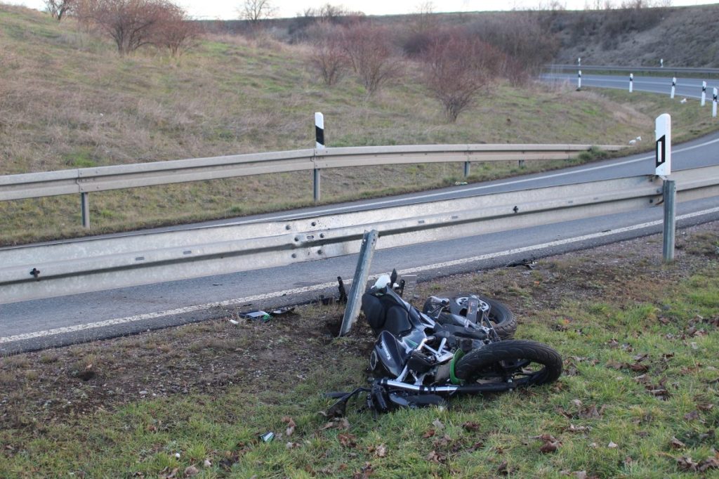 Erfurt Motorrad liegt neben der Straße