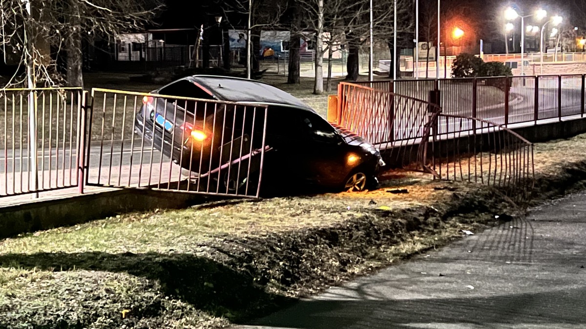 Im thüringischen Stadtroda hat ein Auto bei der Polizei eingeparkt. Unfreiwillig.