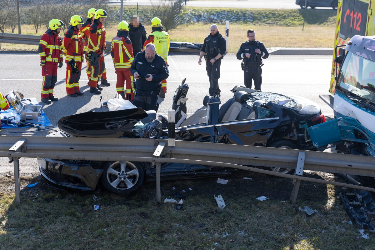 Bei dem Unfall in Thüringen wurde die Fahrerin (18) in ihrem Auto eingeklemmt und schwer verletzt.