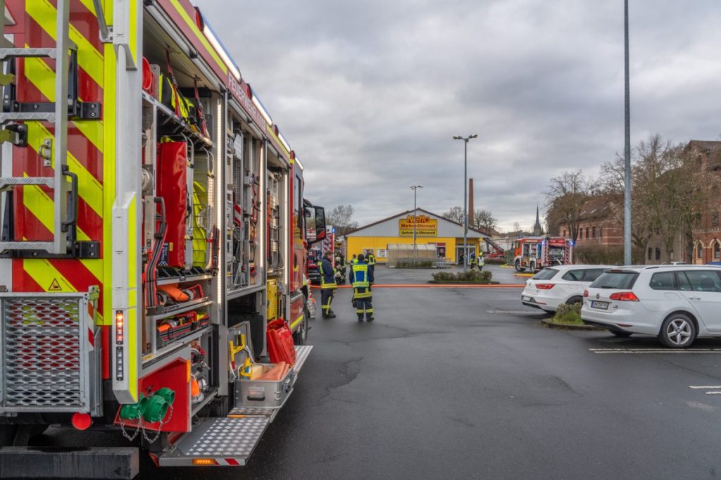 Ein Feuer bei Netto in Kahla (Thüringen) hält die Feuerwehr am Sonntag auf Trab!