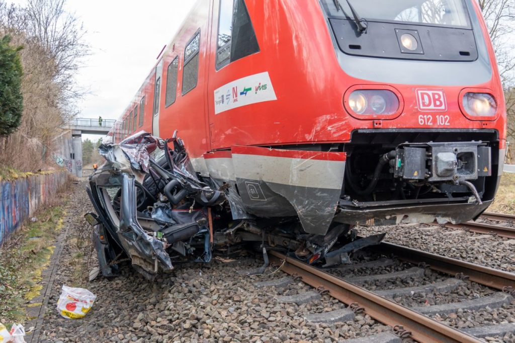 Heftiger Unfall bei Jena! Zum Glück wurde niemand verletzt.