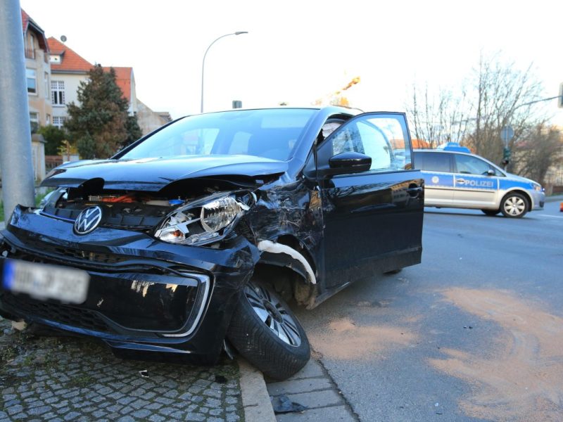 Thüringen: Heftiger Crash! Frau passt nicht nicht auf – dann scheppert es gewaltig