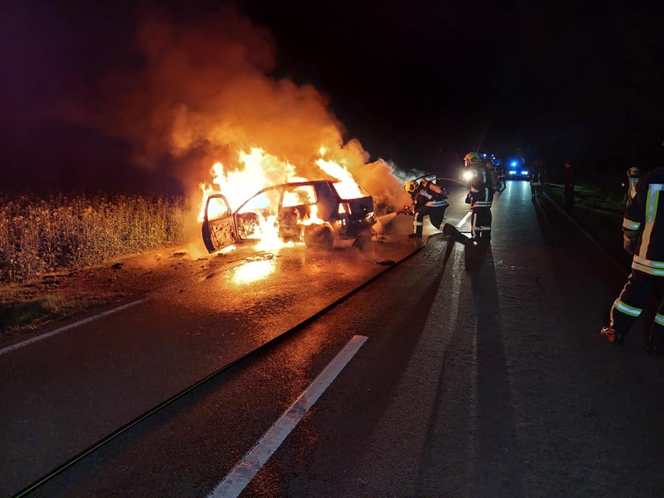 Gleich zwei Autos sind nach einem Unfall in Thüringen ausgebrannt.