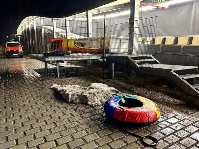 Schlauchringe und ein Bob liegen am Ausgang der Bobbahn. Bei einem schweren Unfall starb hier vor rund zwei Monaten ein zweifacher Vater.