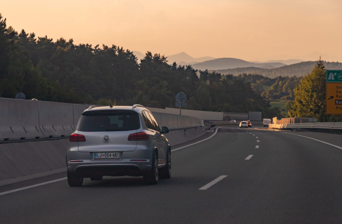 Thüringen: VW Touareg auf Autobahn