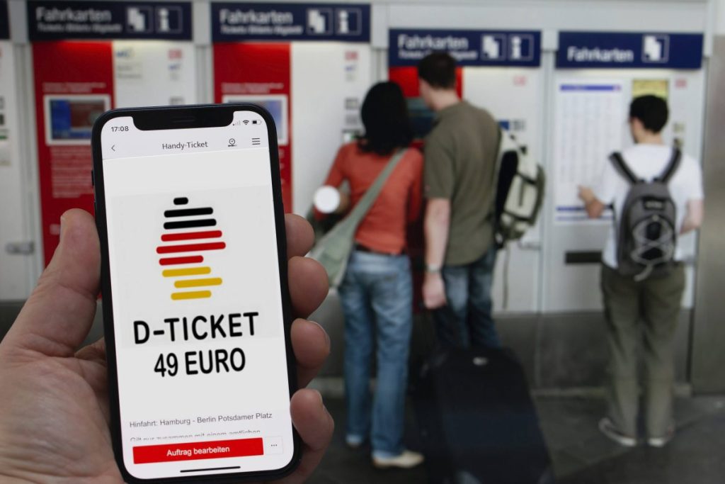 Das Deutschlandticket für 49 Euro gilt von Mai an im öffentlichen Nahverkehr bundesweit. Möglicherweise wird es in Thüringen jedoch eine Ausnahme für eine viel genutzte Strecke zwischen den großen Städten geben.