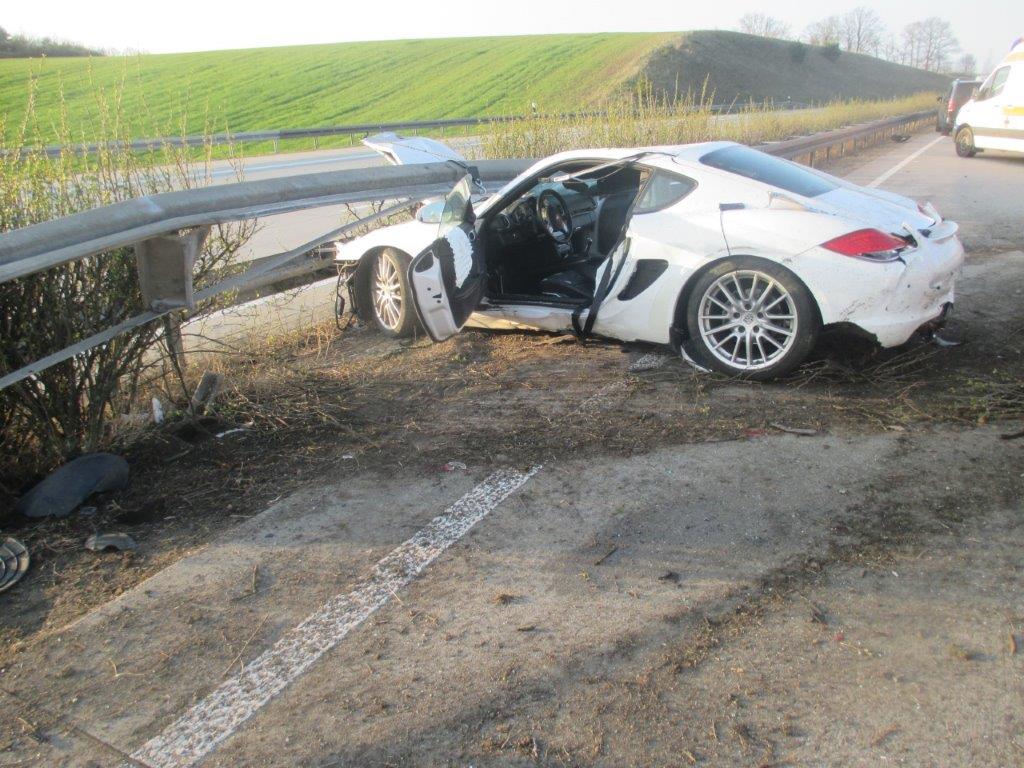Ein Porsche-Fahrer hat auf der A9 in Thüringen die Kontrolle verloren – mit schweren Folgen.