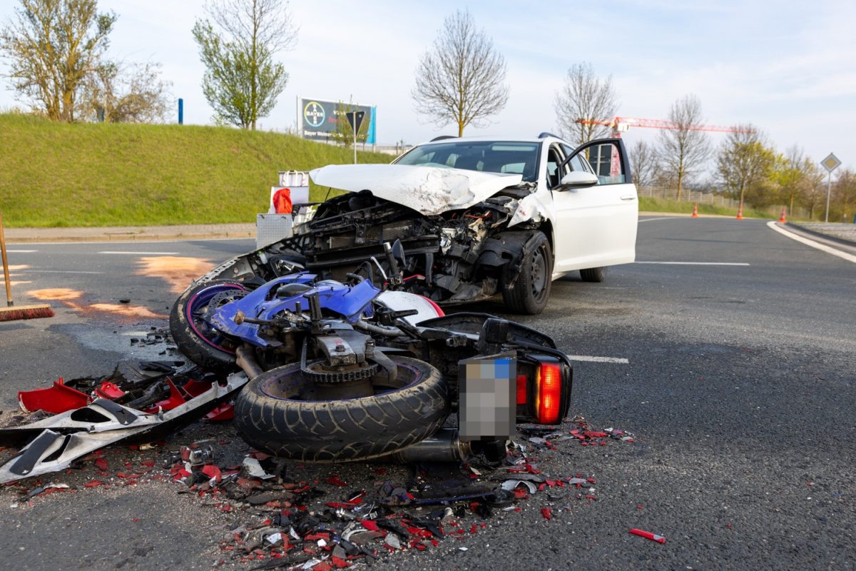 Gegen 18 Uhr kam es in Weimar auf der Bundesstraße 7 Abzweig Industriestraße zu einem schweren Verkehrsunfall zwischen einem Auto und einem Motorrad.