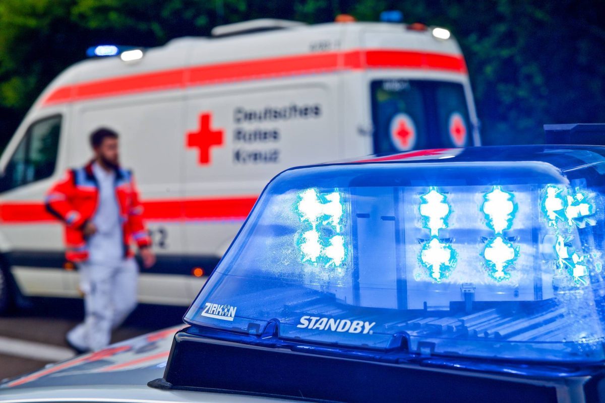In Thüringen ist ein Motorradfahrer gegen einen Baum gekracht und dabei ums Leben gekommen.