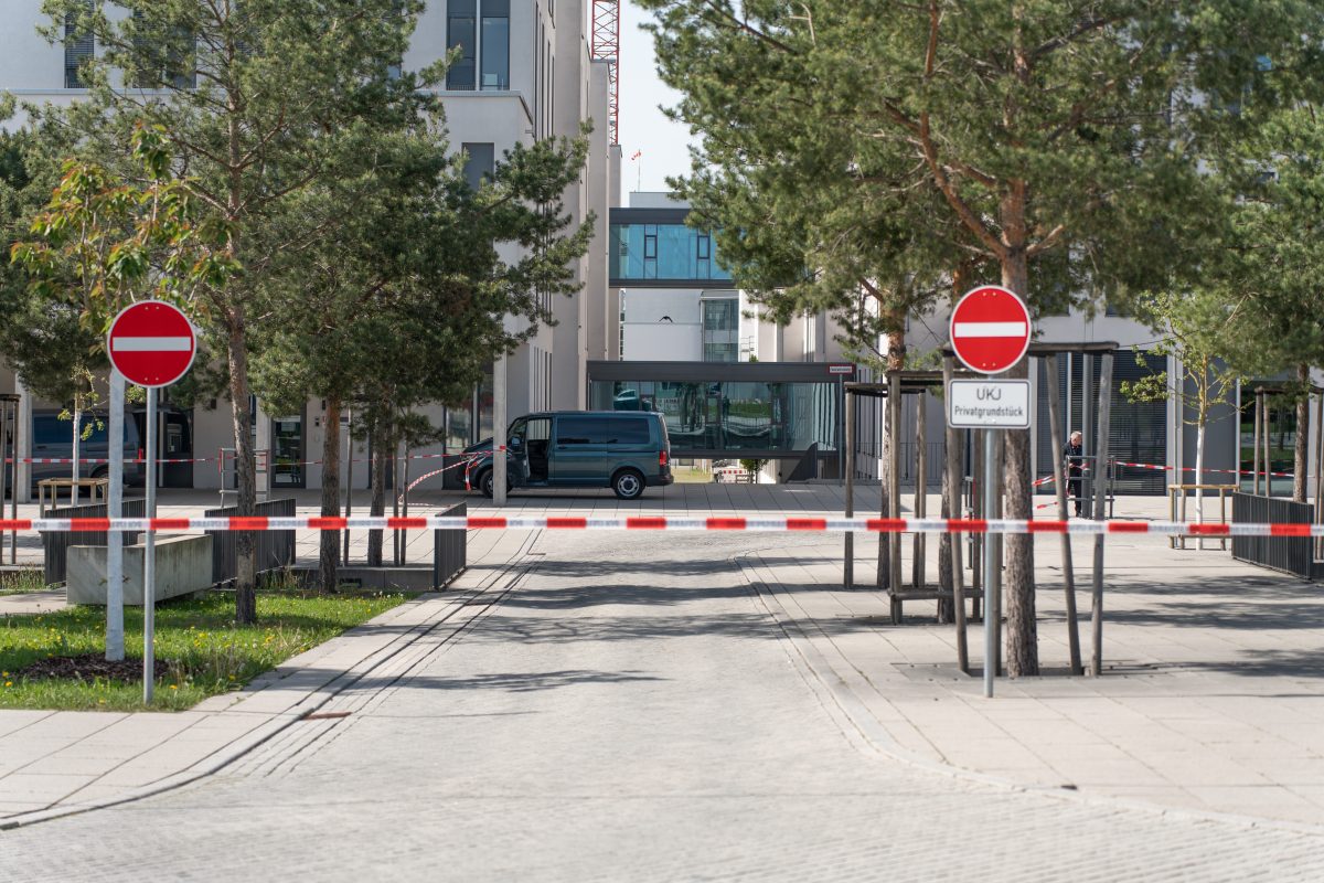 Mit Sprengsätzen gedroht: Bedrohliches Schreiben sorgt für Polizeieinsatz an Universitätsklinikum Jena.
