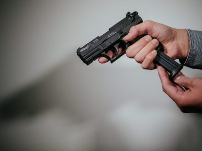 In Sömmerda in Thüringen hat ein Mann gleich zweimal die Polizei auf den Plan gerufen. Zunächst knallte es, dann traf man sich auf der Straße wieder.