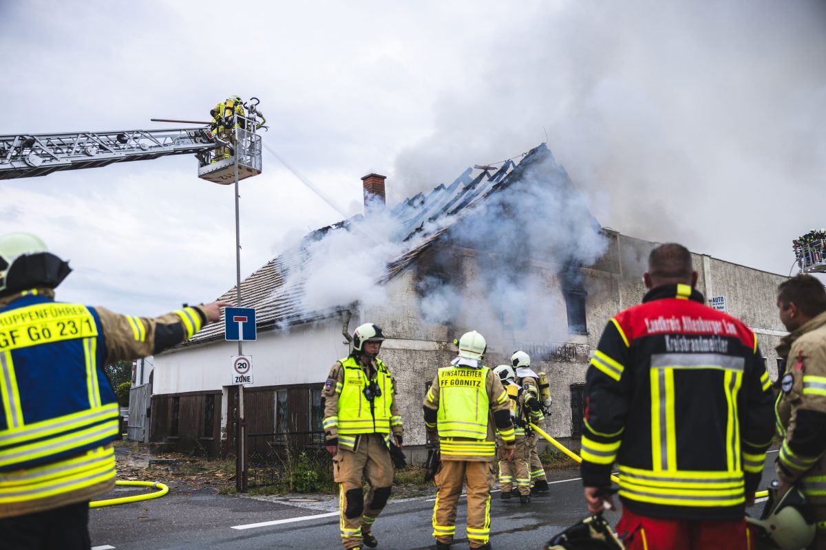 Feuerwehr kämpft gegen Flammen in einem historischen Haus in Thüringen