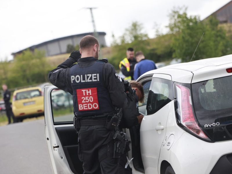 Thüringer Polizei crasht „Reichsbürger“-Treffen – zwei Festnahmen!