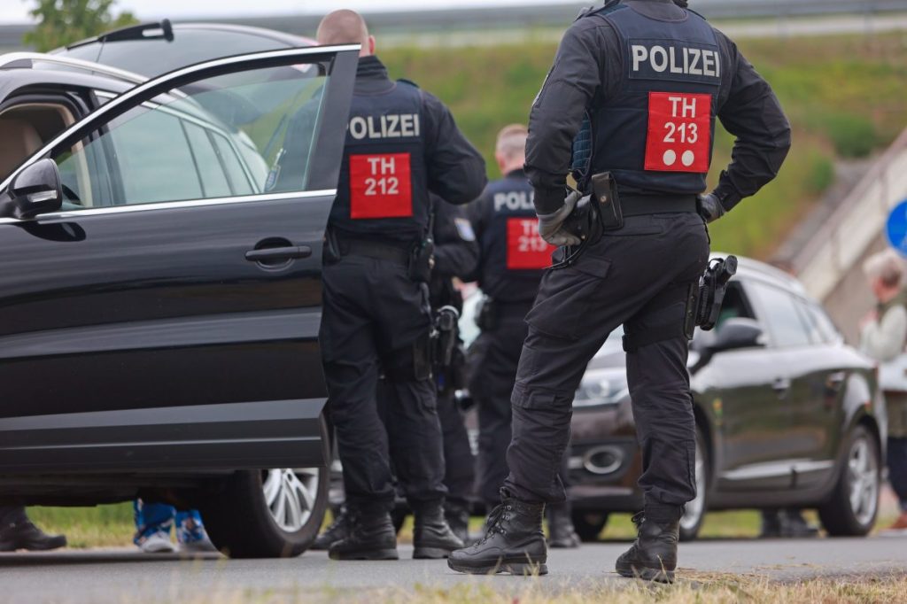 Thüringen: Einsatzkräfte der Polizei kontrollieren vor einem Veranstaltungsgelände anreisende Teilnehmer eines mutmaßlichen Reichsbürgertreffens.