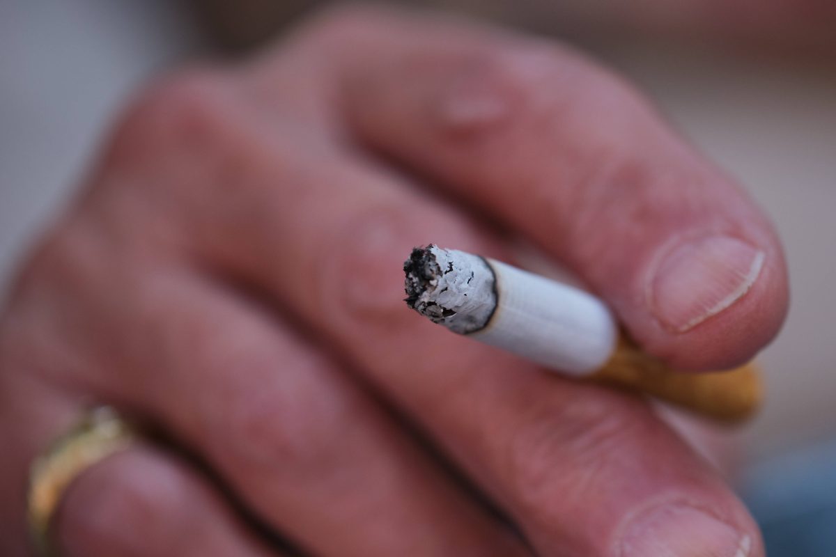 Symbolbild brennende Zigarette in der Hand