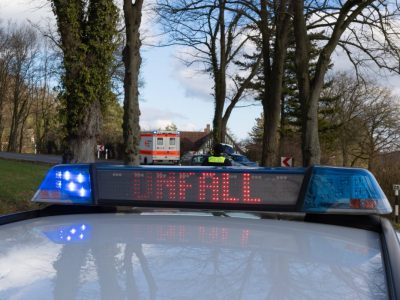 Heftiger Abflug von der B4 in Thüringen am frühen Morgen! Offenbar war Sekundenschlaf der Auslöser für den Crash.