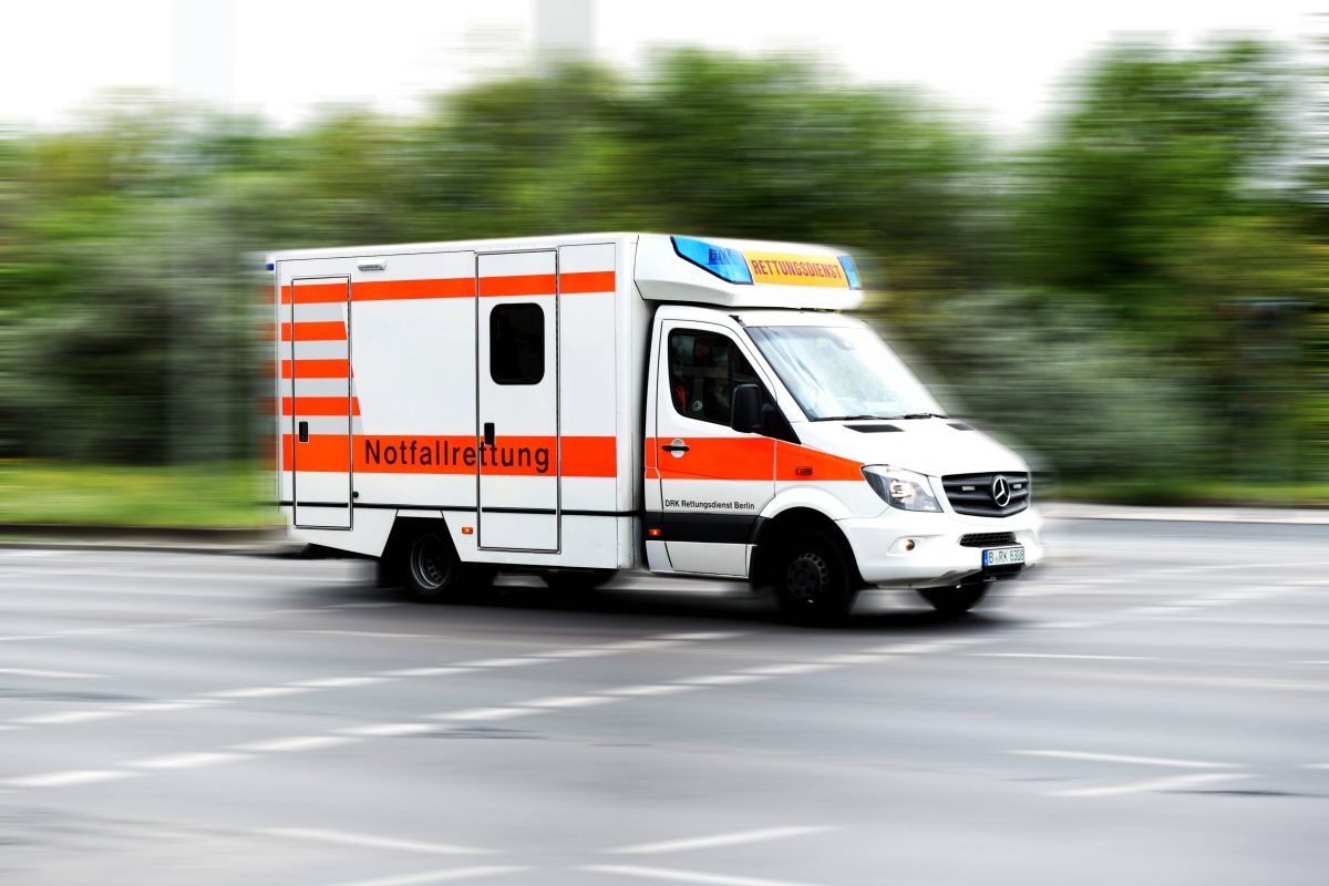 Der Rettungsdienst musste den Motorradfahrer nach dem Unfall in Erfurt ins Krankenhaus bringen.