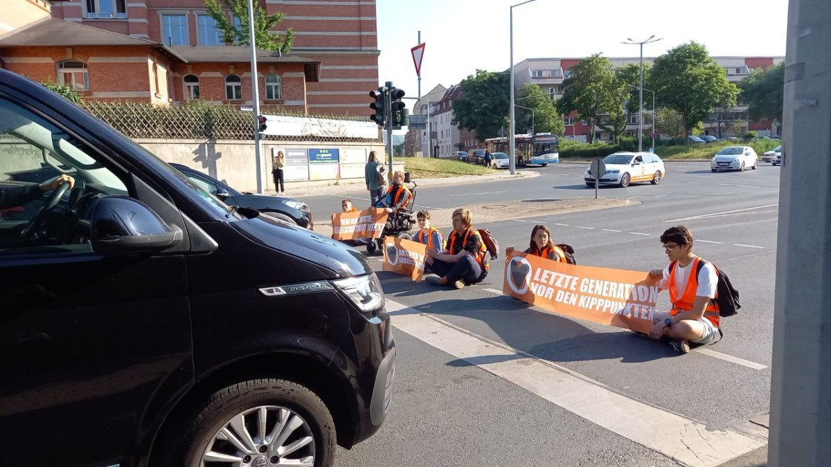 Aktivisten der Letzten Generation haben eine Sitzblockade in Jena gestartet.