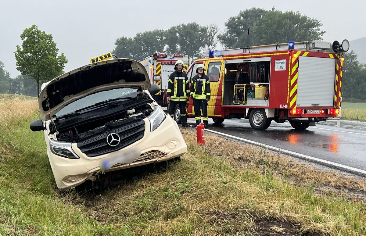 Bei einem Unfall mit einem Taxi in Thüringen sind zwei Schüler verletzt worden. Der Fahrer war wohl zu schnell unterwegs auf der nassen Landstraße.