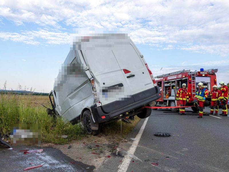 Thüringen: Schwerer Unfall nahe Weimar! Transporter in Graben geschleudert