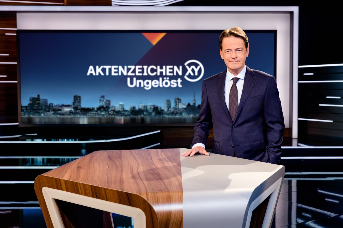 "Aktenzeichen XY"-Moderator Rudi Cerne im Studo