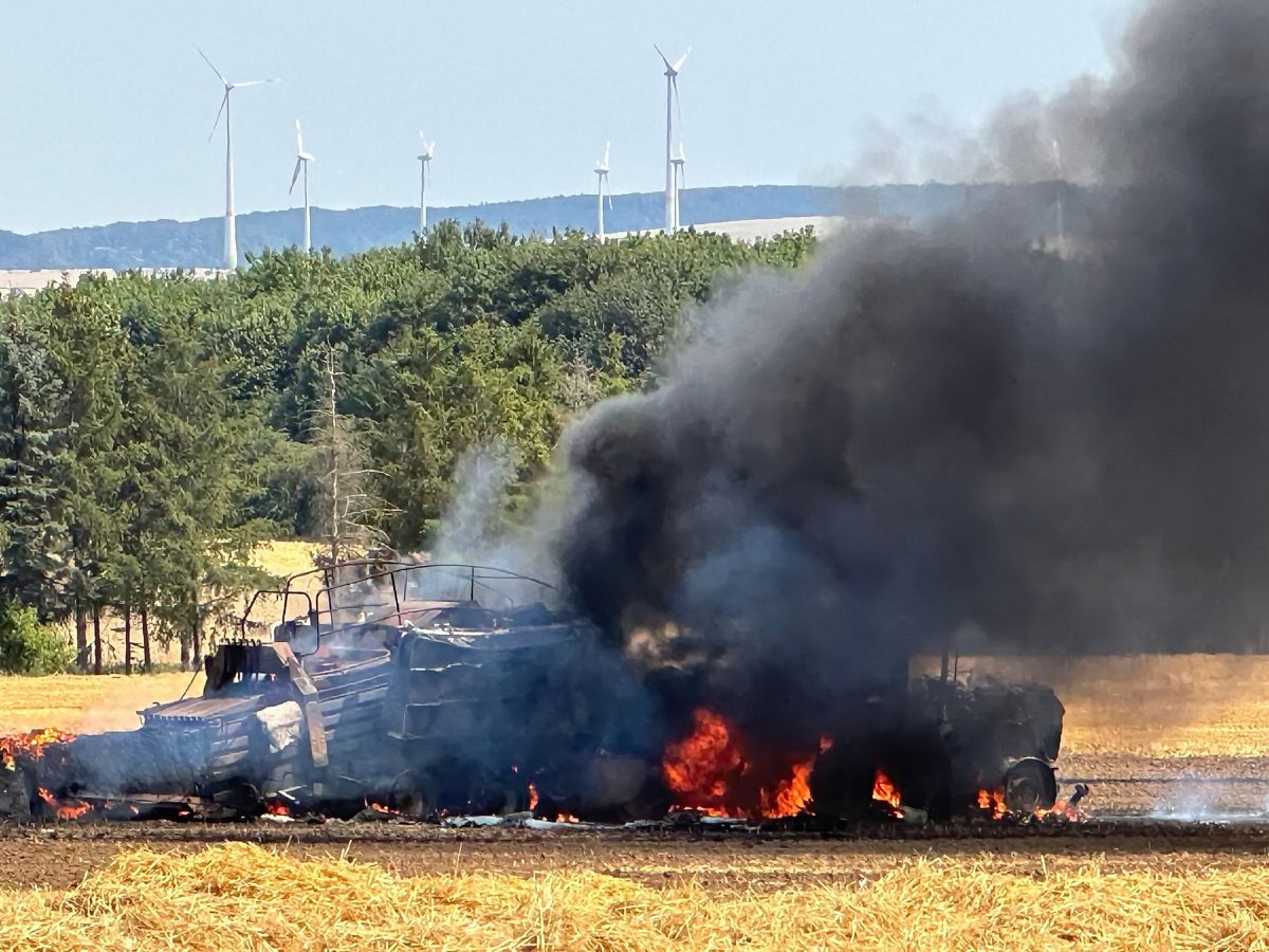 Eine Zugmaschine auf einem Acker steht in Flammen