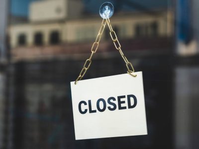 "Closed"-Schild an einer Eingangstür