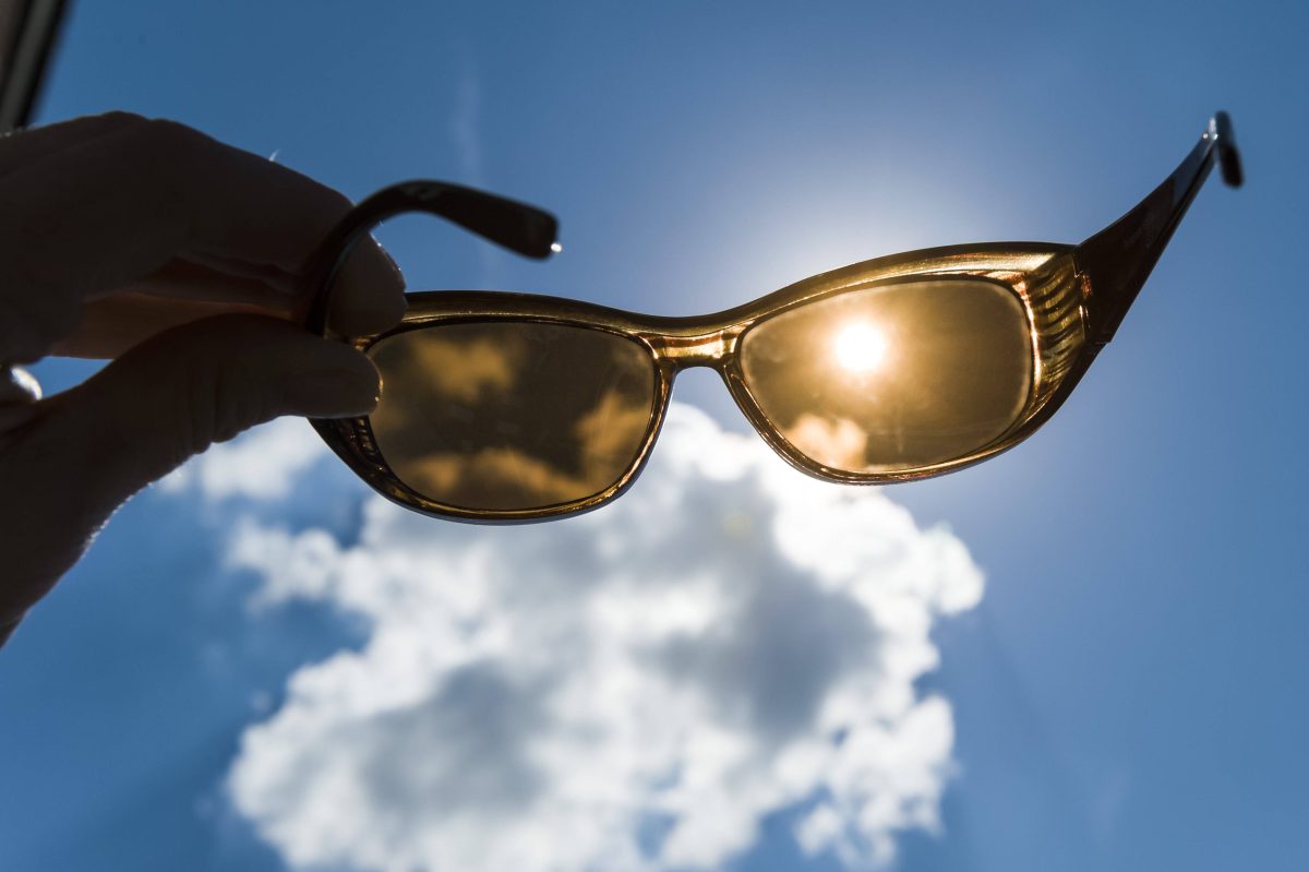 Blick in die Sonne durch eine Sonnenbrille