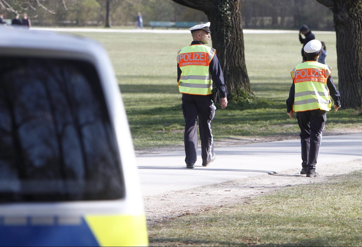 Zwei Polizisten im Park