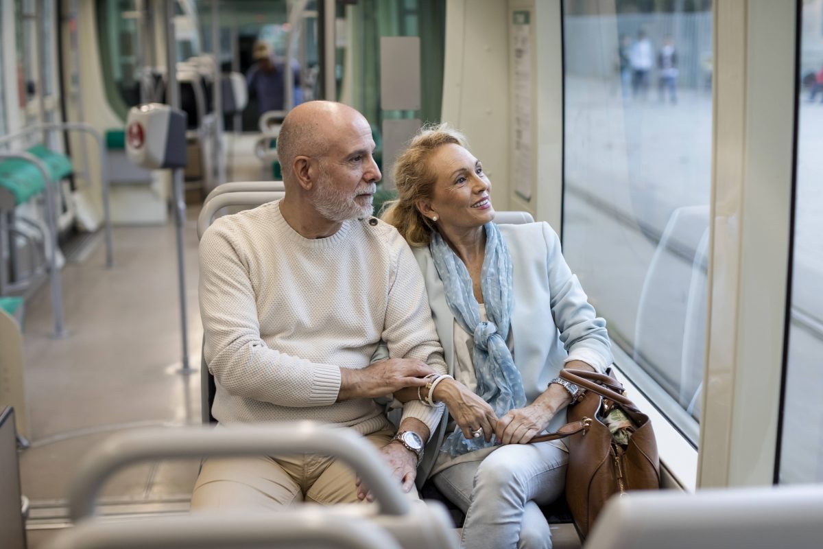Senioren können sich in einem Bundesland als erstes ein günstigeres Deutschlandticket holen. Rentner können sich hier drüber freuen.