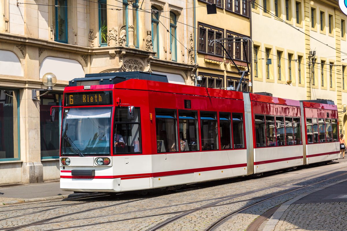 Eine stinknormale Straßenbahn-Fahrt in Erfurt endete für einige Fahrgäste schmerzhaft. Die Polizei ist dran.