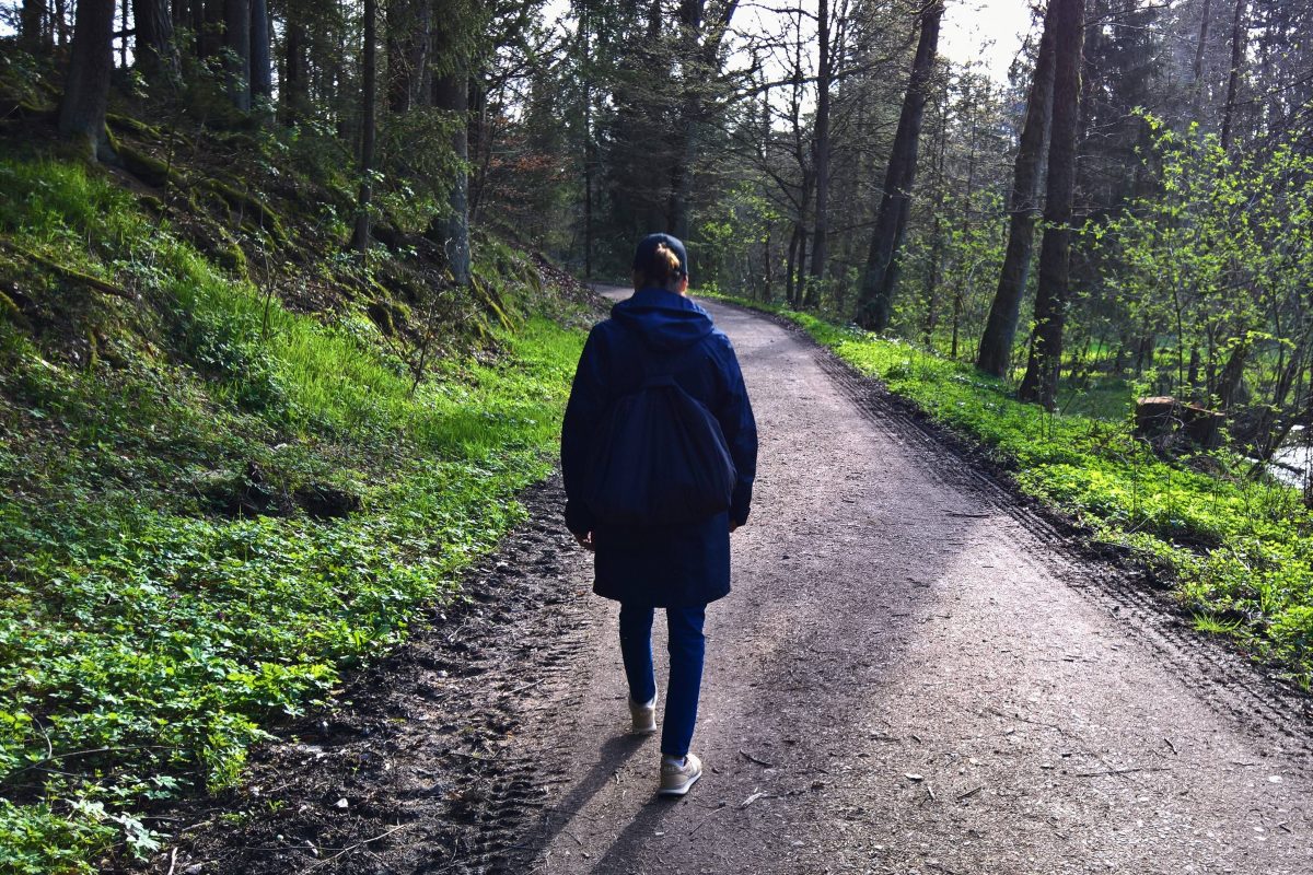Frau spaziert im Wald
