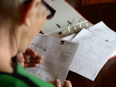 Eine Rentnerin aus Bayreuth fällt vom Glauben ab als sie erfährt, dass sie schon mehrere Monate tot sein soll. Wie kam es zu dieser kuriosen Falschmeldung?