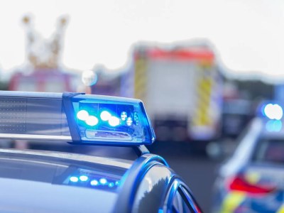 Er hatte keine Chance: In Thüringen ist ein Motorradfahrer mit einem Bus zusammengeprallt. Er war auf der Stelle tot.