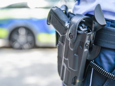 Die Erfurter Polizei hat zwei Männer festgenommen, die tief in der Dealer-Szene stecken sollen. Nach einem dritten Mann suchen die Fahnder noch.