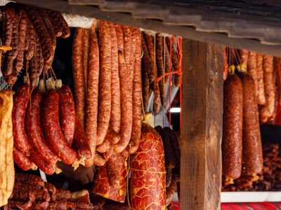 Salmonellengefahr in Knackwurst! Diese Wurst aus Thüringen könnte dich krank machen. Du kannst sie einfach umtauschen.