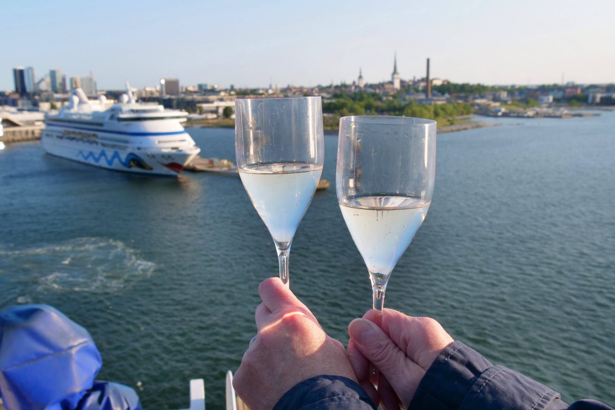Paar hält Getränke an Bord eines Kreuzfahrt-Schiffes